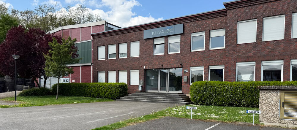 KLIVATEC Showroom in Dinslaken – Klinkergebäude mit Glaseingang und Logo.